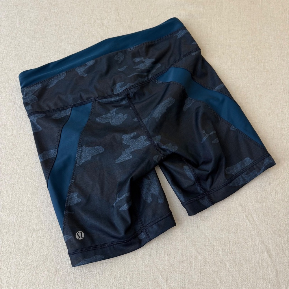Lululemon Athletica Blue Camo Compression Running Shorts Womens Size 6
